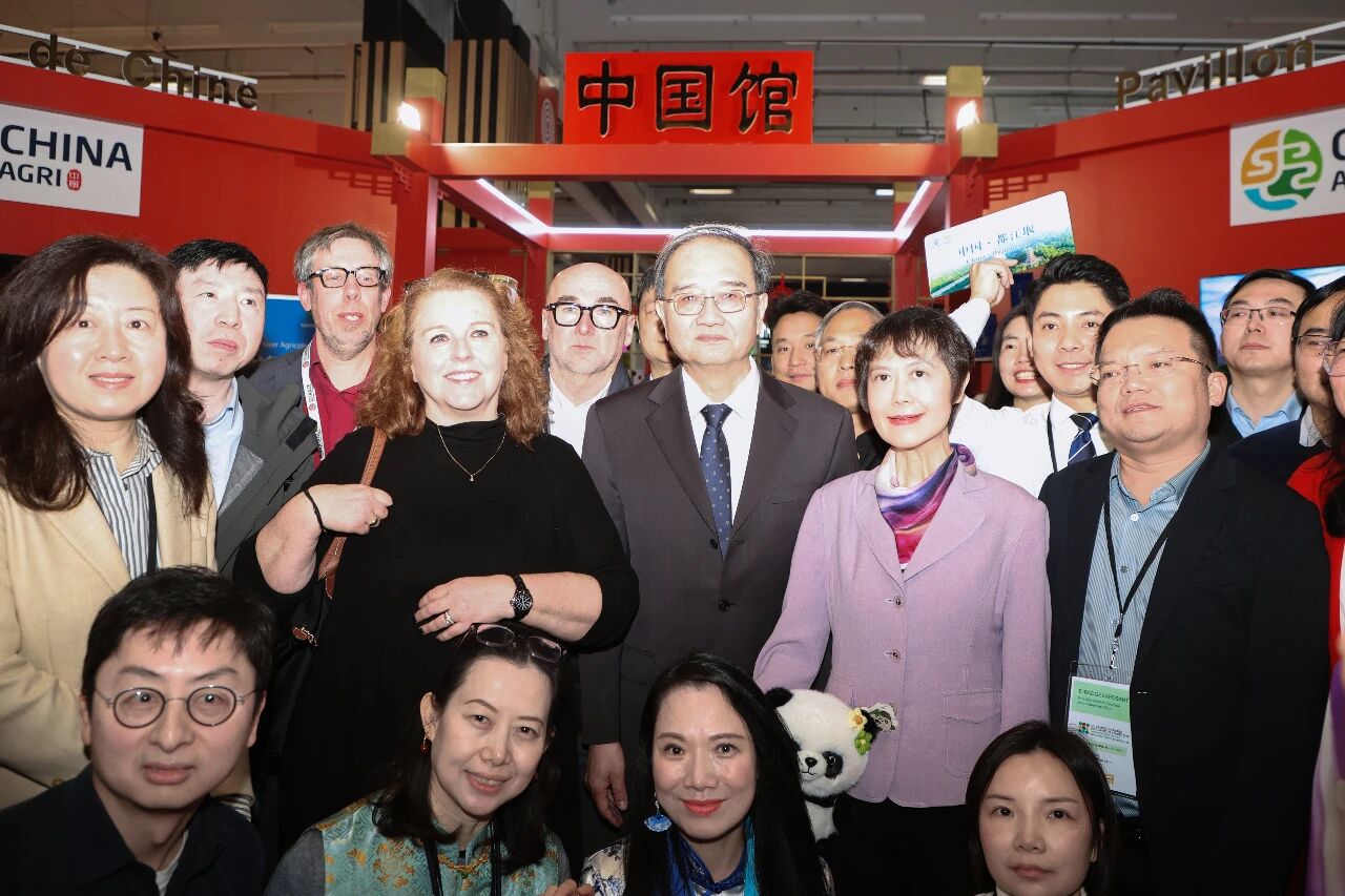 中国驻法国大使邓励和夫人张华参观第62届巴黎国际农业博览会中国馆食药同源专区